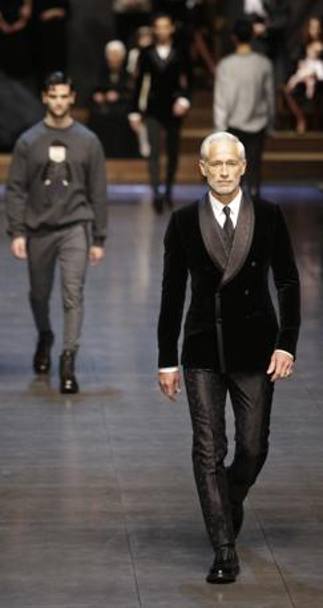 Con la creativit di Dolce&Gabbana la giacca da casa del nonno diventa elegante giacchetta da sera